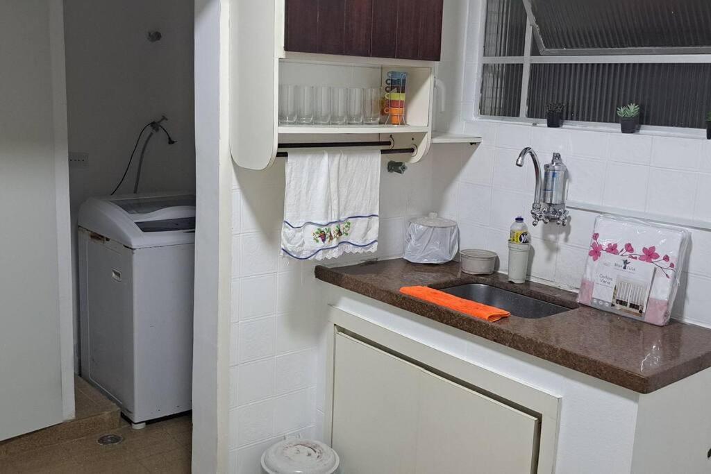 Apartamento Charmoso A 400Mts Da Praia Da Enseada Гуаружа Екстер'єр фото